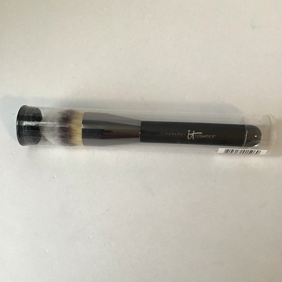 it cosmetics Other - IT COSMETICS: heavenly luxe complexion brush #16